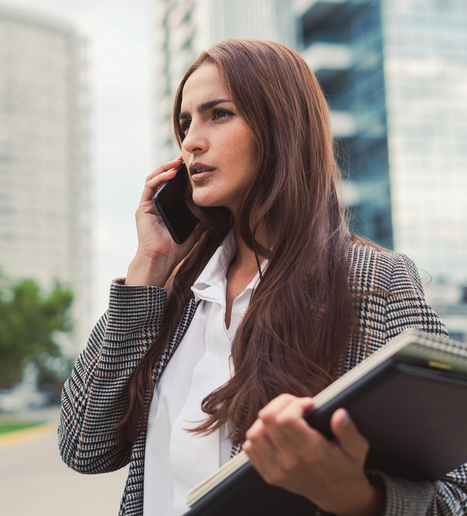 Femme au telephone-10041274-2 Femme au téléphone